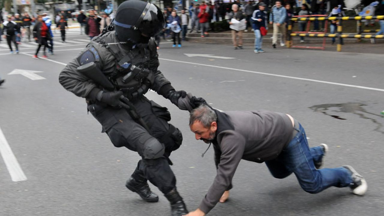 Represión y detenidos en una manifestación en la 9 de Julio
