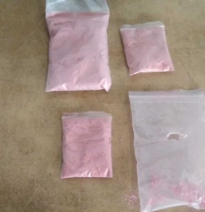 «Olvidó» paquete con éxtasis y cocaína rosa en un colectivo: mujer es buscada por la Justicia