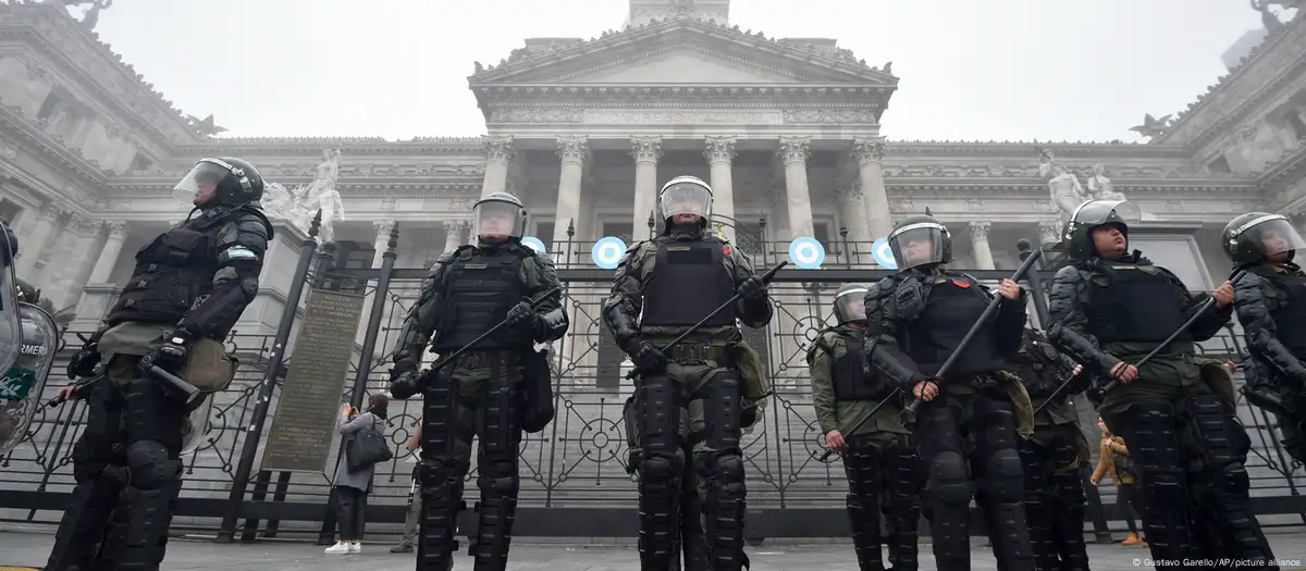 Milei habilita a la Policía Federal a realizar requisas y detenciones sin orden judicial en una reforma inspirada en el FBI