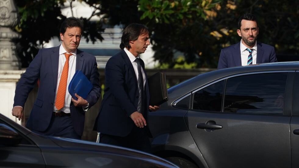 El Gobierno despidió a más de 60 funcionarios de la Procuración del Tesoro en medio de sospechas por filtraciones en el caso YPF