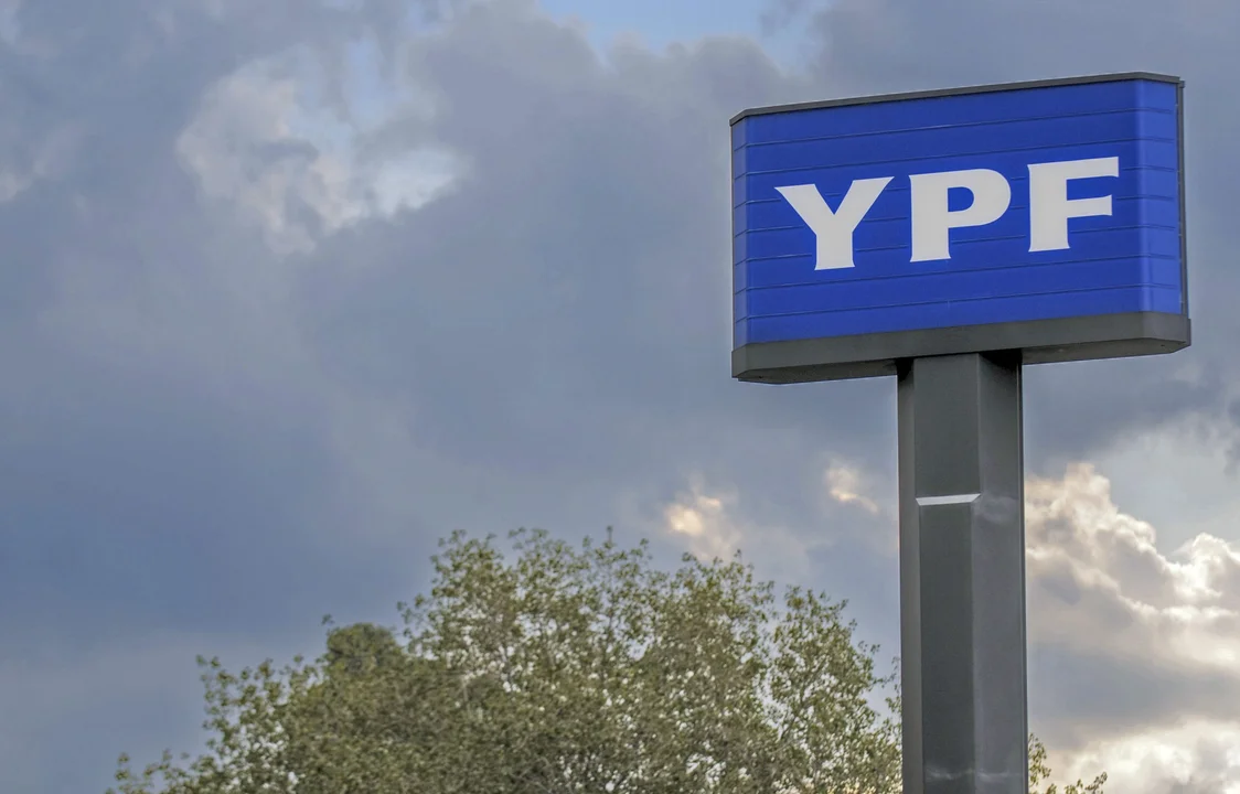 Argentina busca frenar la entrega de acciones de YPF ante la Justicia de EE.UU.