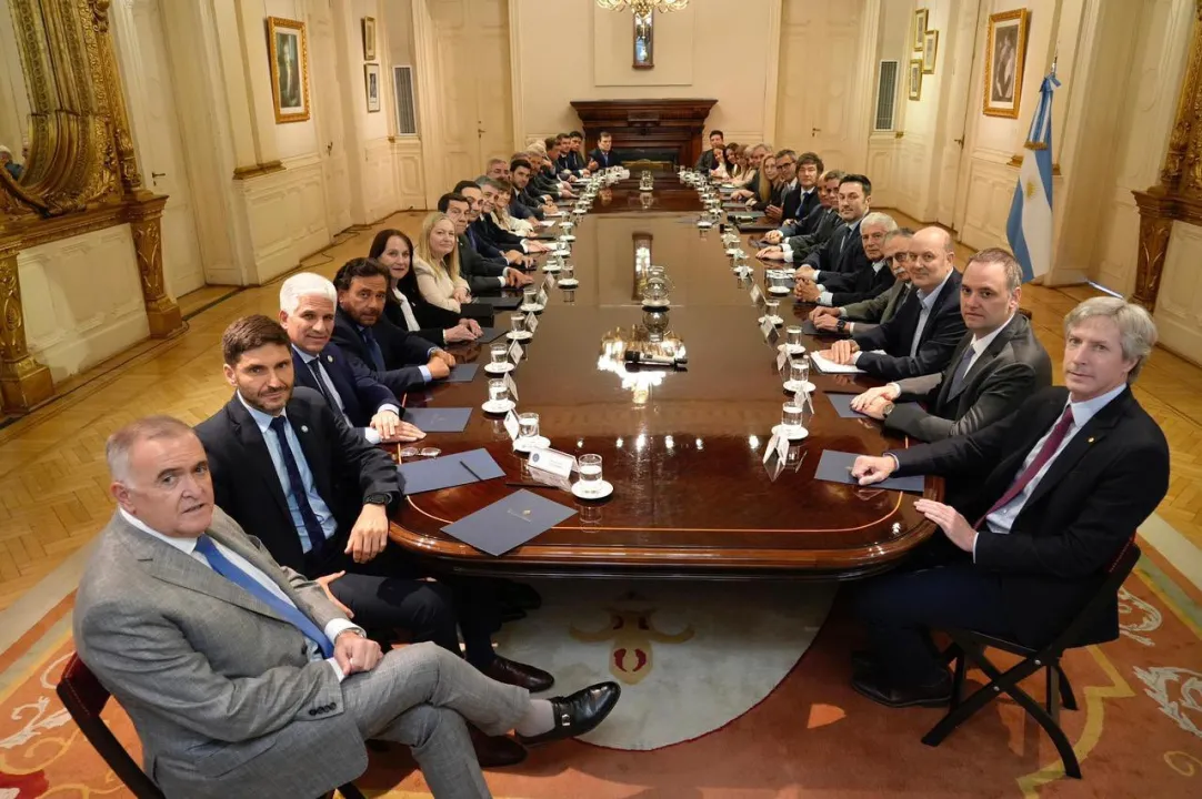 Valdés pidió compensaciones jubilatorias y reactivación de obras públicas en la reunión con Milei