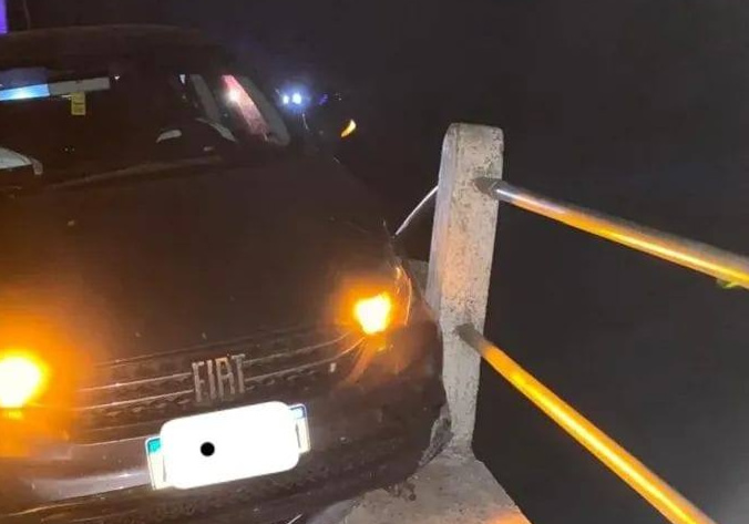 Dos pescadores cayeron al Miriñay al ser embestidos por un auto en el puente: ambos fueron rescatados con vida