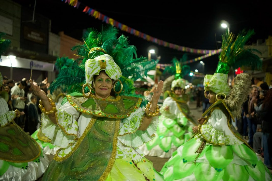 El Carnaval de Invierno debutó con una multitud en la calle Colón