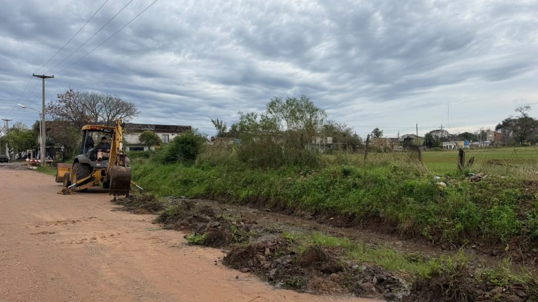 Limpian cunetas para mejorar el escurrimiento del agua